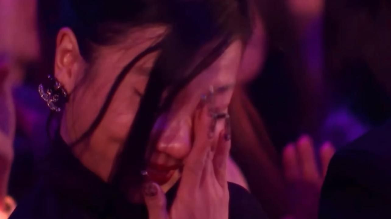 Sân khấu Bậu ơi đừng khóc của Cú Tây Bắc gây xúc động. Sân khấu Bậu ơi đừng khóc của Cú Tây Bắc gây xúc động.