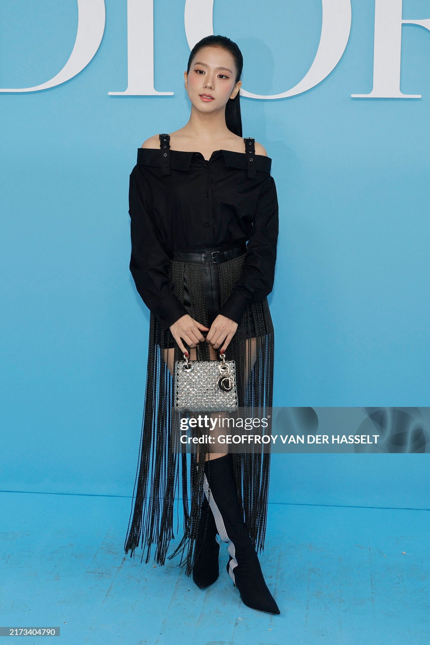 Chị cả BlackPink nhận được đãi ngộ lớn từ nhãn hàng khi được ngồi hàng ghế đầu xem show. Ngồi cùng hàng với cô là ca sĩ Rosalia, Delphine Arnault - CEO Dior, người thừa kế LVMH - Frédéric Arnault - bạn trai tin đồn của Lisa (BlackPink).