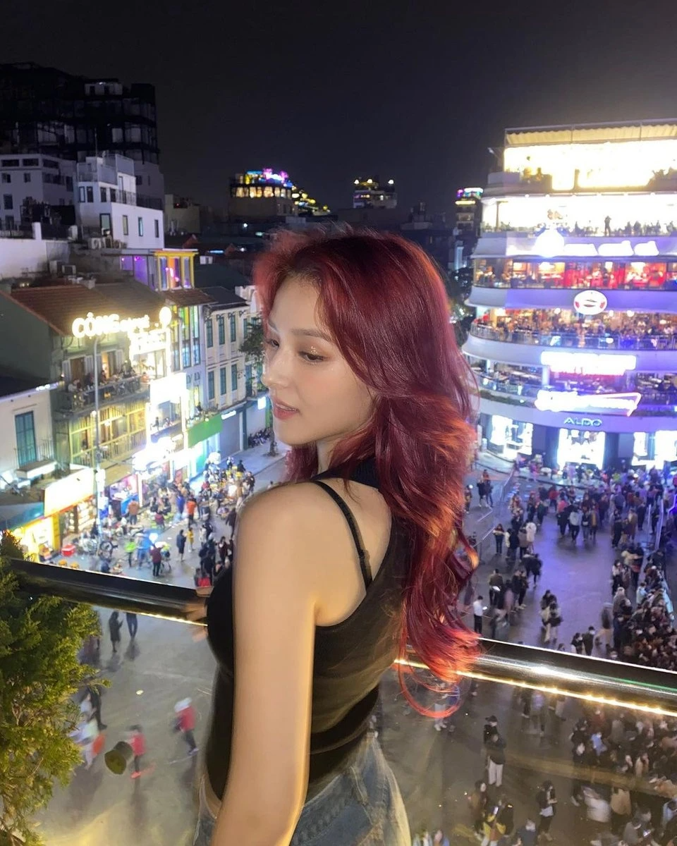 Người đẹp 23 tuổi chụp ảnh với view hướng ra quảng trường Đông kinh Nghĩa thục (Hà Nội). Cô tiết lộ rất thích ăn món bún chả. Ngoài ra, các thành viên Momoland cho biết họ yêu thích phở và muốn đến thăm Sa Pa. Ảnh: Instagram.