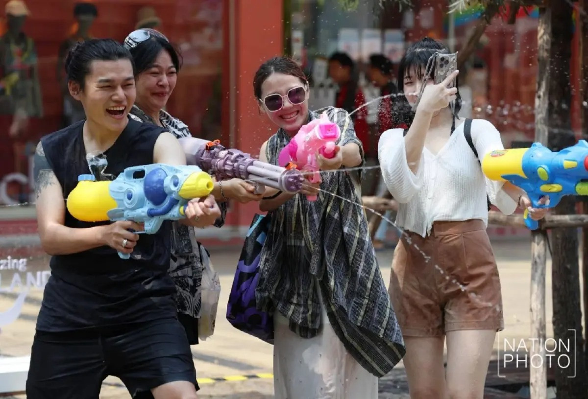 Ngày 14/04, ông Suriya Jungrungruangkit Bộ trưởng Bộ GTVT Thái Lan cho biết tổng số chuyến đi bằng phương tiện công cộng trong nước trong Lễ hội Songkran 2024 ba ngày gần nhất tăng 5,39% so với cùng kỳ năm 2023. Đối với hệ thống đường sắt có mức sử dụng dịch vụ cao nhất. Tiếp đến lần lượt là đường bộ, hàng không và đường thủy.