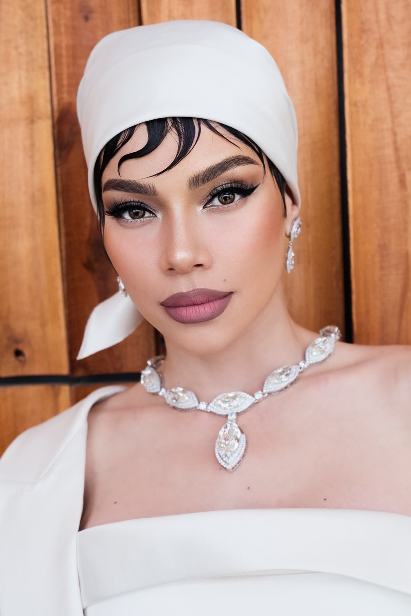 Lối trang điểm sắc sảo với mắt kẻ eyeliner đậm, chân mày tạo khối rõ nét và đôi môi hồng đất lì giúp gương mặt Hồ Ngọc Hà thêm phần cuốn hút. Cách trang điểm này khiến nhiều khán giả bình luận rằng không nhận ra giọng ca Cô đơn trên sofa.