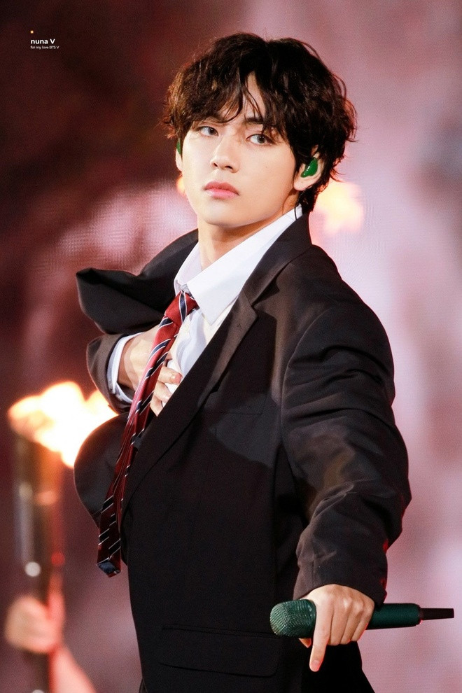 Theo những thông tin từ công khai với truyền thông Hàn, nam ca sĩ nhóm BTS đã mua một căn hộ sang trọng trị giá 4,55 triệu USD ở Gangnam. Căn hộ này nằm ở Đồi Hannam, dọc theo Sông Hàn và dãy núi Namsan, khu vực có nhiều người nổi tiếng sinh sống.