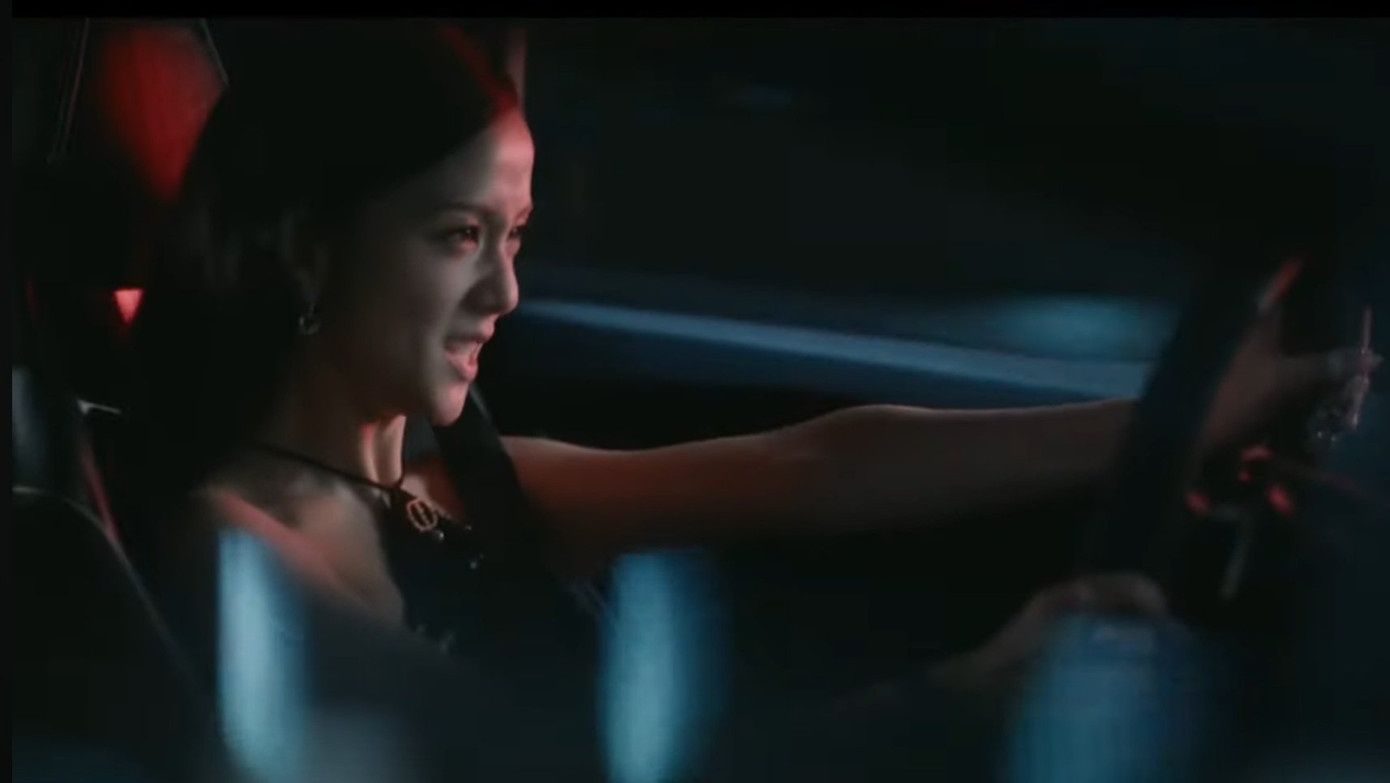 Tạo hình của Jisoo trong MV Earthquake.