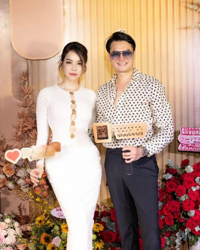 Bức ảnh Đào Lan Phương (váy trắng) bên cạnh Nguyễn Anh Dũng tại sự kiện là nguyên nhân tạo lời đồn thất thiệt trên mạng xã hội. Bức ảnh Đào Lan Phương (váy trắng) bên cạnh Nguyễn Anh Dũng tại sự kiện là nguyên nhân tạo lời đồn thất thiệt trên mạng xã hội.