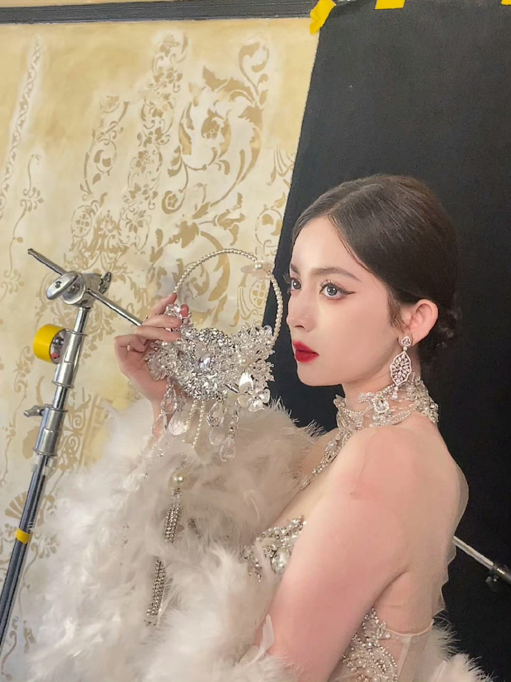 Không quá thành công ở nghiệp diễn, Cổ Lực Na Trát vẫn là cái tên hot nhờ sắc vóc xinh đẹp. Gu thời trang cá tính, có thể “cân” nhiều phong cách, nữ diễn viên dễ dàng lọt vào mắt xanh của nhiều thương hiệu, nhãn hàng thời trang. Không quá thành công ở nghiệp diễn, Cổ Lực Na Trát vẫn là cái tên hot nhờ sắc vóc xinh đẹp. Gu thời trang cá tính, có thể “cân” nhiều phong cách, nữ diễn viên dễ dàng lọt vào mắt xanh của nhiều thương hiệu, nhãn hàng thời trang.