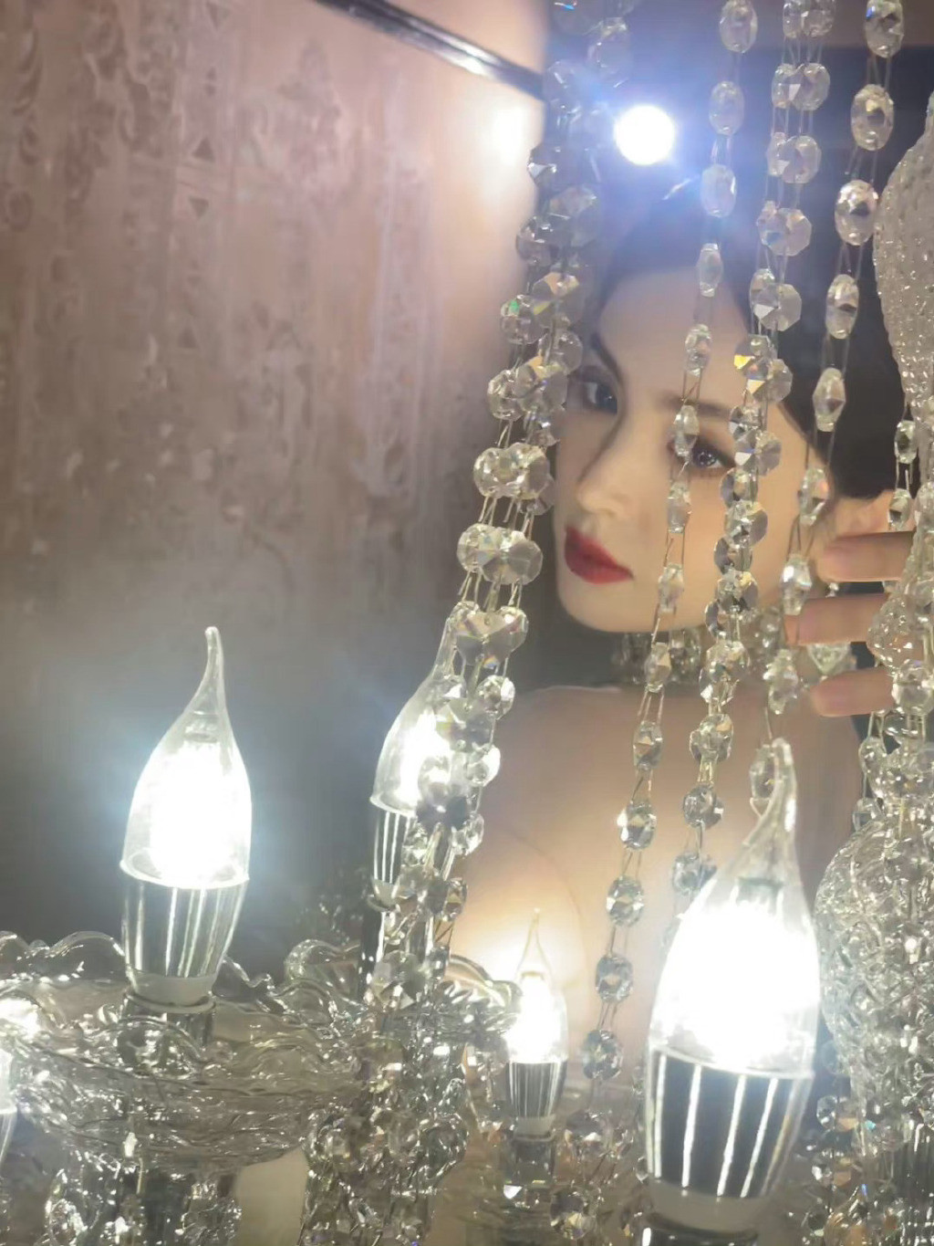 Không quá thành công ở nghiệp diễn, Cổ Lực Na Trát vẫn là cái tên hot nhờ sắc vóc xinh đẹp. Gu thời trang cá tính, có thể “cân” nhiều phong cách, nữ diễn viên dễ dàng lọt vào mắt xanh của nhiều thương hiệu, nhãn hàng thời trang. Không quá thành công ở nghiệp diễn, Cổ Lực Na Trát vẫn là cái tên hot nhờ sắc vóc xinh đẹp. Gu thời trang cá tính, có thể “cân” nhiều phong cách, nữ diễn viên dễ dàng lọt vào mắt xanh của nhiều thương hiệu, nhãn hàng thời trang.