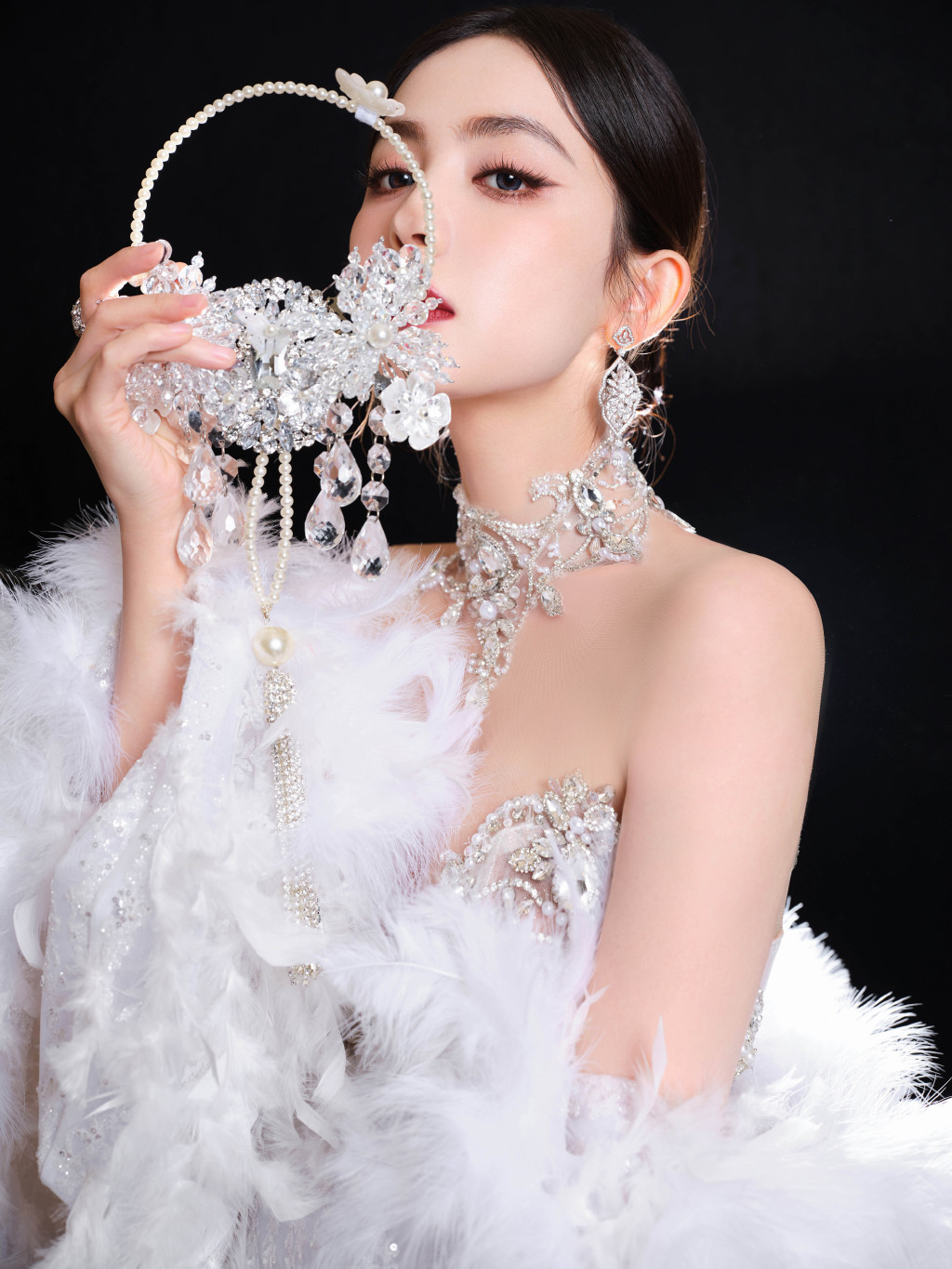 Cổ Lực Na Tất cùng ê-kíp cho thấy sự đầu tư mạnh trong tạo hình, từ khâu trang điểm, quần áo mỗi lần dự sự kiện. Hồi đầu tháng 11, nữ diễn viên cũng tạo “bão” vì màn lộ diện lộng lẫy như cô dâu. Cổ Lực Na Tất cùng ê-kíp cho thấy sự đầu tư mạnh trong tạo hình, từ khâu trang điểm, quần áo mỗi lần dự sự kiện. Hồi đầu tháng 11, nữ diễn viên cũng tạo “bão” vì màn lộ diện lộng lẫy như cô dâu.