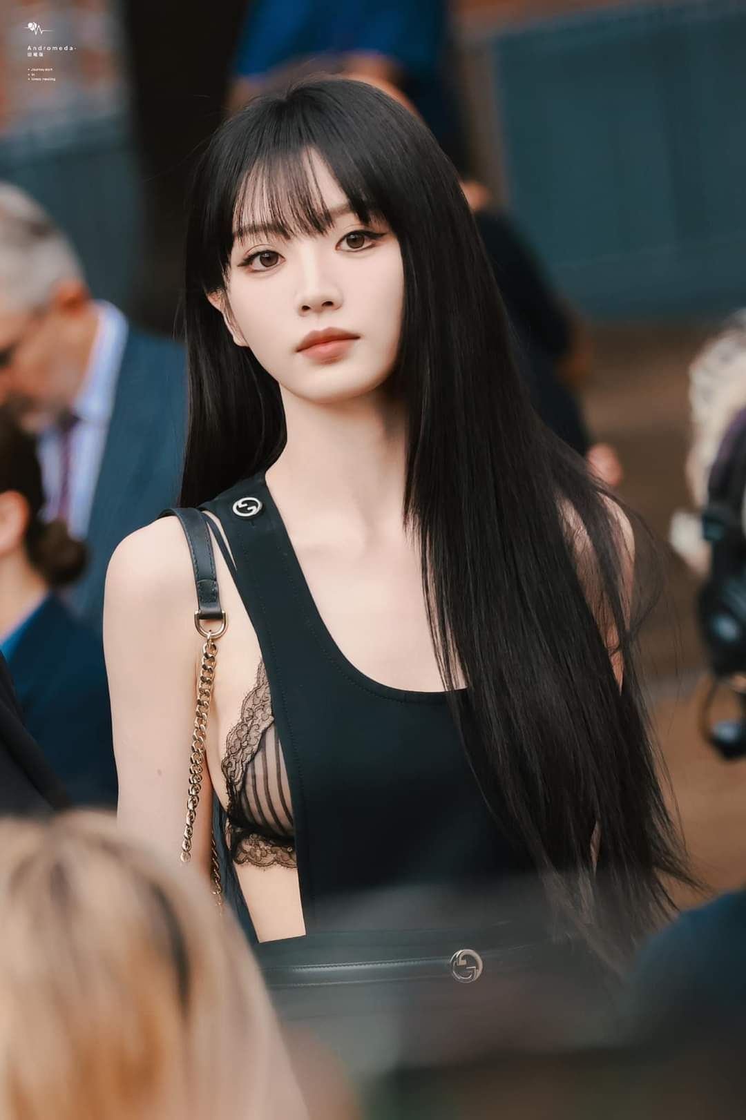 “Điền Hi Vi có khuôn mặt đẹp, bạo hơn nhưng không có gì gọi là quyến rũ cả”, “Cô ấy mặc cái gì vậy, quan trọng là sự phù hợp, phù hợp thì mới tự tin và thoải mái được”, “Tôi cảm thấy có chút phản cảm, khí chất của Điền Hi Vi và bộ đồ không ăn nhập gì với nhau hết” … khán giả để lại ý kiến.