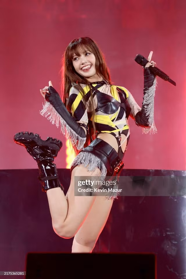 Lisa mặc quần siêu ngắn diễn ca khúc mới tại lễ hội âm nhạc. Ảnh: Getty. Lisa mặc quần siêu ngắn diễn ca khúc mới tại lễ hội âm nhạc. Ảnh: Getty.