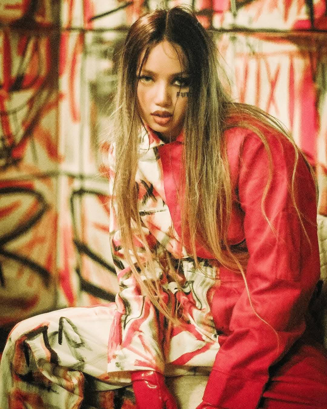 Lisa đa dạng phong cách, thể loại nhạc trong album mới nhưng bị nhận xét nội dung rời rạc, rỗng tuếch. Lisa đa dạng phong cách, thể loại nhạc trong album mới nhưng bị nhận xét nội dung rời rạc, rỗng tuếch.