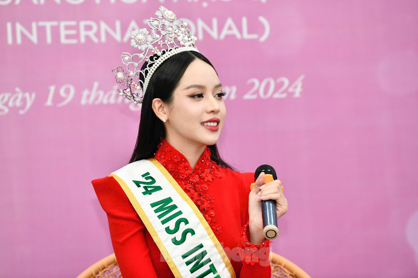 Thanh Thủy trả lời câu hỏi từ phóng viên Chuyển động 24H và VTV1. Thanh Thủy trả lời câu hỏi từ phóng viên Chuyển động 24H và VTV1.