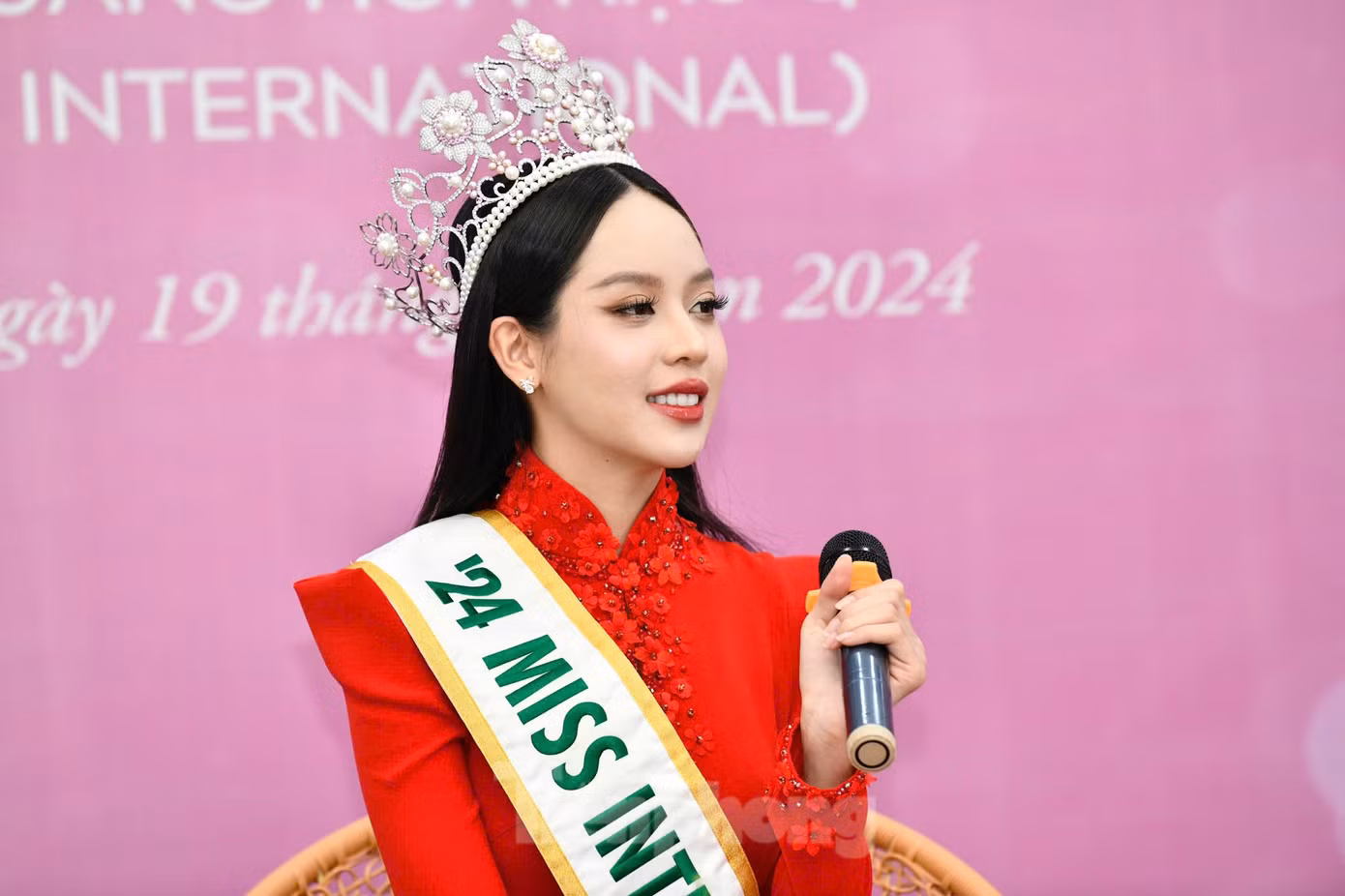 Thanh Thủy trả lời câu hỏi từ phóng viên Chuyển động 24H và VTV1.