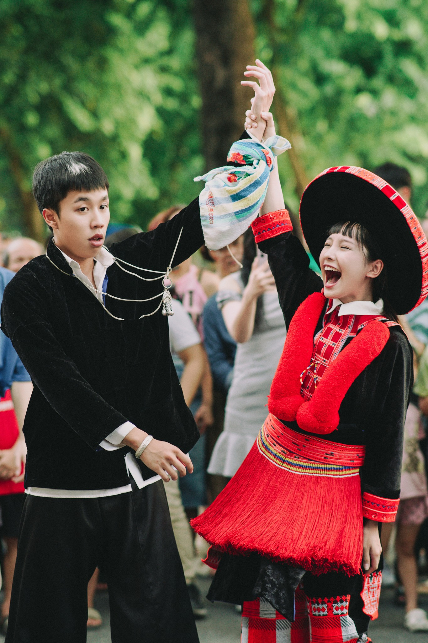 Long Vũ đang gây sốt với vai Chải trong phim Đi giữa trời rực rỡ. Long Vũ đang gây sốt với vai Chải trong phim Đi giữa trời rực rỡ.