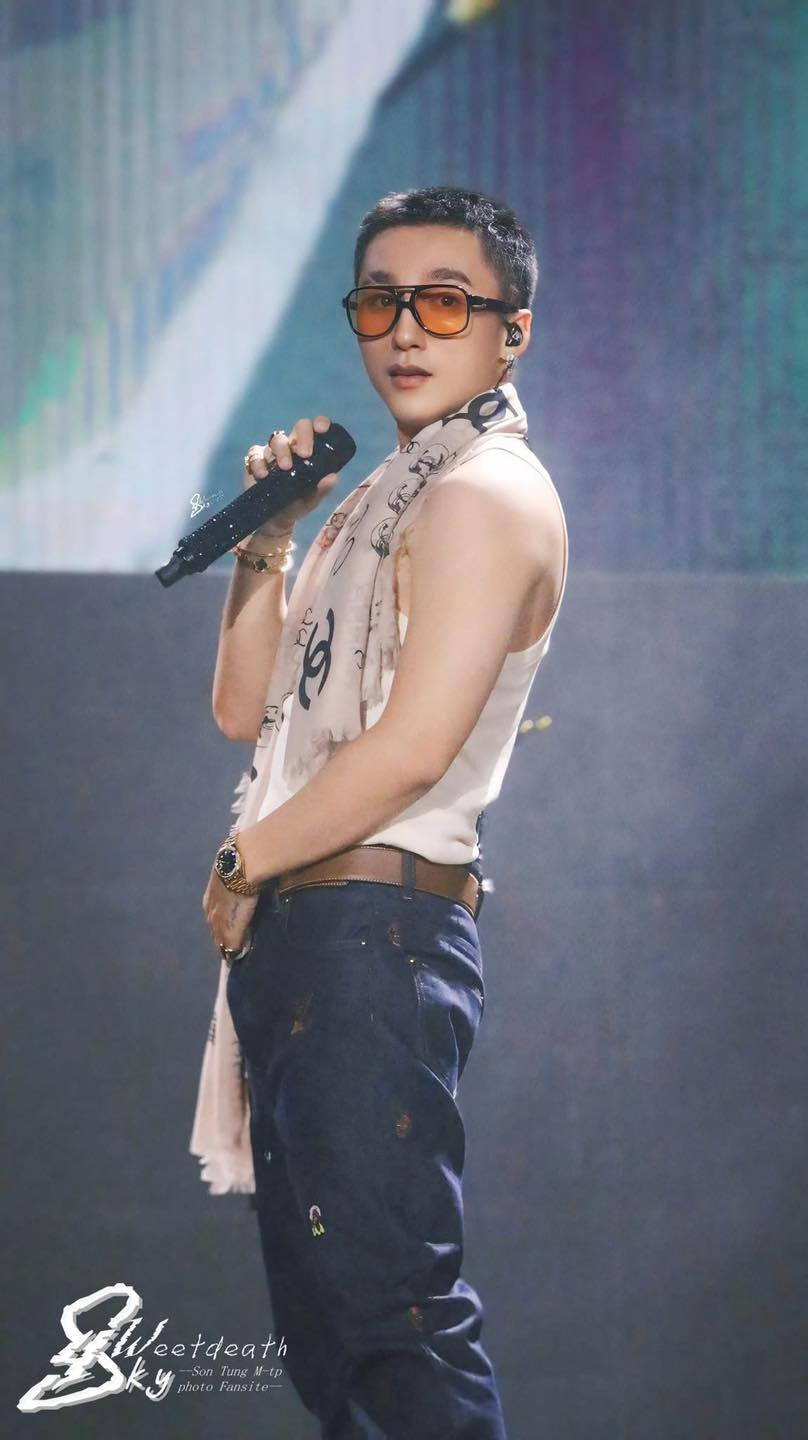 Sơn Tùng tại sự kiện countdown 2025 tại TPHCM.