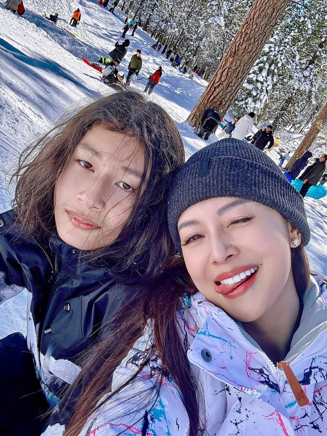 Bảo Nam - con trai Jennifer Phạm và chồng cũ Quang Dũng đón tuổi 16 bên gia đình mẹ tại Mỹ. Jennifer đưa con trai cả tới khu trượt tuyết Big Bear - một trong những điểm đến hot nhất mùa đông ở Nam California.