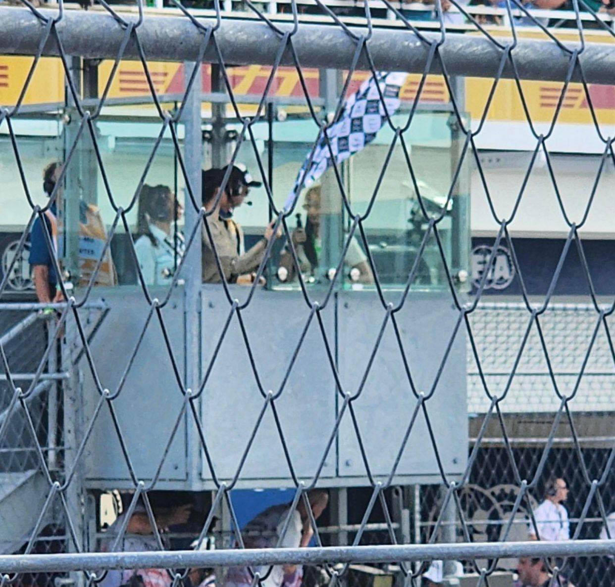 Không đơn giản chỉ đi xem giải đấu, Lisa nhận nhiệm vụ đặc biệt là vẫy cờ hiệu thông báo cho các tay đua. Cờ ca-rô đen trắng là dấu hiệu thông báo cuộc đua kết thúc, được vẫy trước khi xe về đích. Nhiều cuộc đấu, lá cờ mang ý nghĩa biểu tượng, được trao cho người chiến thắng ăn mừng, làm kỷ niệm. Theo Koreaboo, vẫy cờ là vinh dự dành riêng cho những nhân vật nổi tiếng. Những sao như David Beckham, Justin Bieber và Tom Holland đã đảm nhận vị trí này trước thành viên BlackPink. Không đơn giản chỉ đi xem giải đấu, Lisa nhận nhiệm vụ đặc biệt là vẫy cờ hiệu thông báo cho các tay đua. Cờ ca-rô đen trắng là dấu hiệu thông báo cuộc đua kết thúc, được vẫy trước khi xe về đích. Nhiều cuộc đấu, lá cờ mang ý nghĩa biểu tượng, được trao cho người chiến thắng ăn mừng, làm kỷ niệm. Theo Koreaboo, vẫy cờ là vinh dự dành riêng cho những nhân vật nổi tiếng. Những sao như David Beckham, Justin Bieber và Tom Holland đã đảm nhận vị trí này trước thành viên BlackPink.