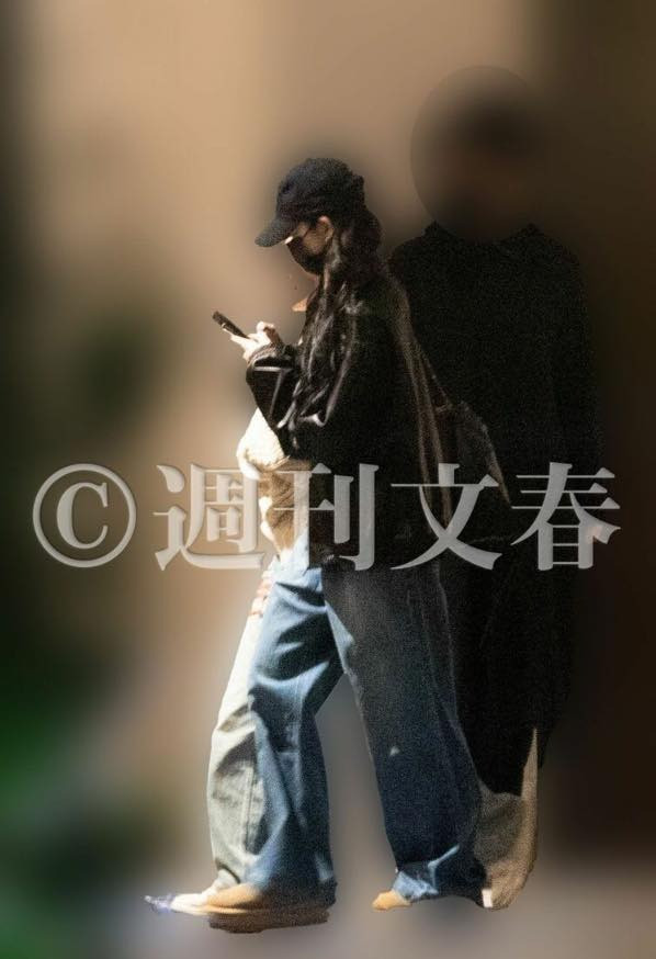 Hình ảnh Kazuha tới nhà hàng được Bunshun chụp lại. Ảnh: Bunshun.