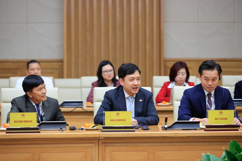 Các thành viên trong đoàn chúc mừng Việt Nam về việc tổ chức Triển lãm Quốc phòng quốc tế năm 2024 - Ảnh: VGP/Nhật Bắc.