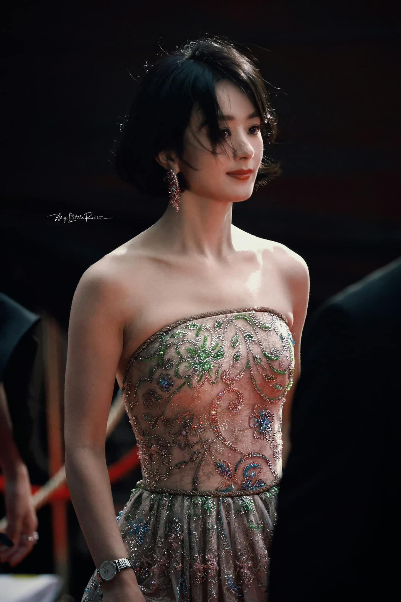 Triệu Lệ Dĩnh diện bộ đầm đính cườm nằm trong BST Haute Couture Xuân Hè 2024 của Armani Privé, đeo trang sức cao cấp đến từ thương hiệu Tasaki của Nhật Bản. Ảnh: Weibo.