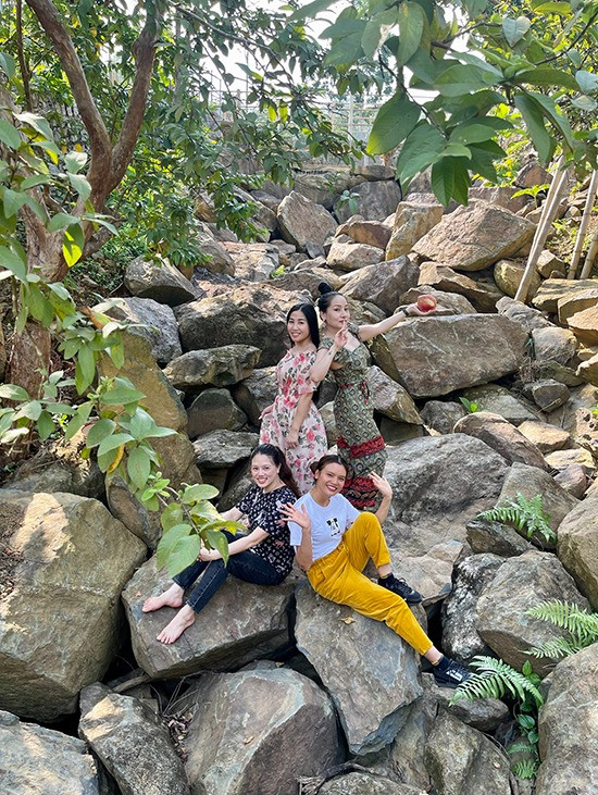 Ca sĩ hiện sống độc thân trong cơ ngơi rộng 8.000 m2 ở ngoại thành Hà Nội. Năm COVID-19 ập đến, cô chuyển về nhà vườn sinh sống, dành thời gian chăm chút không gian sống. Tại đây, cô cho đắp hòn non bộ, xây dựng điện thờ.