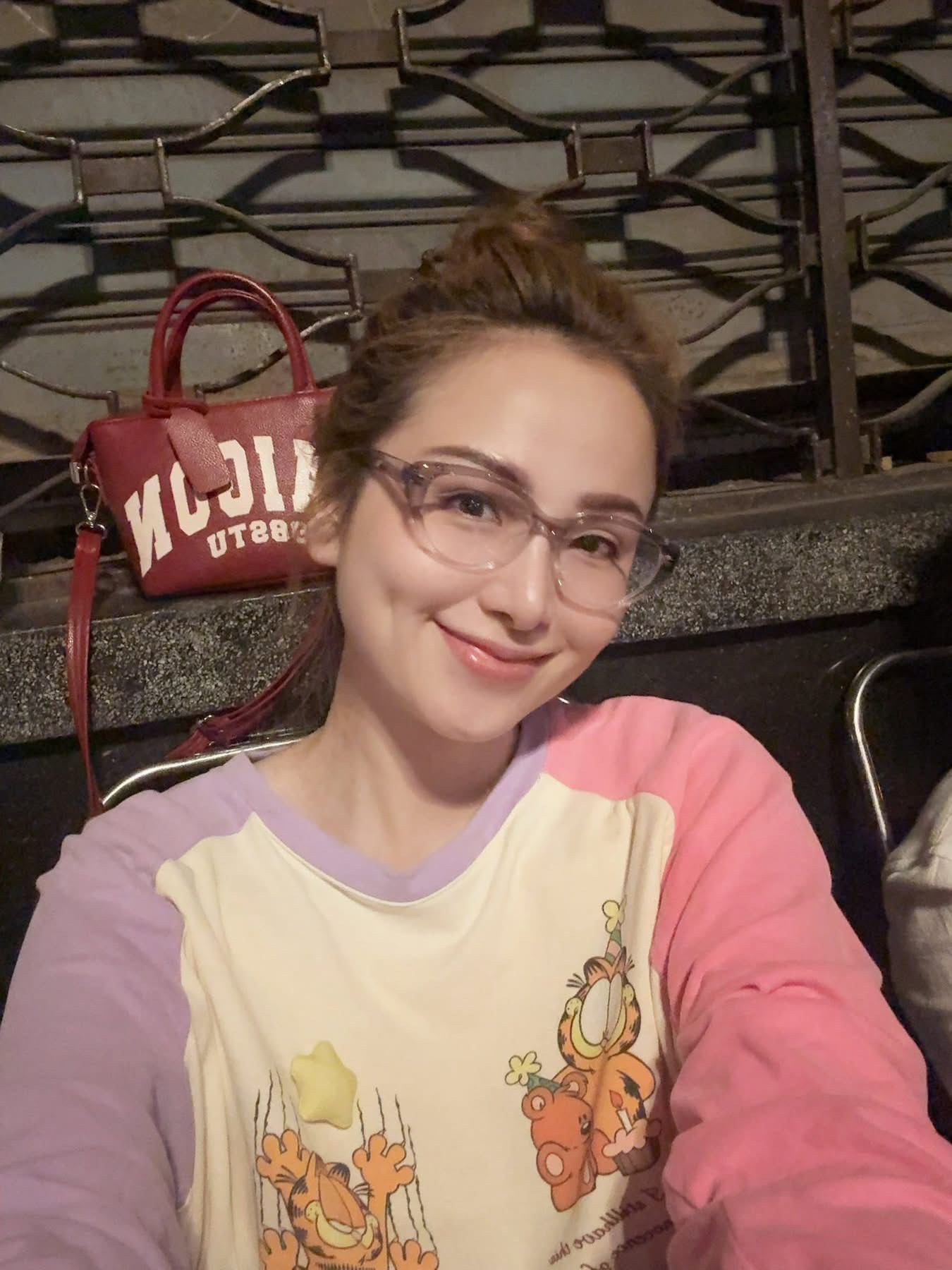 Không chỉ tham gia biểu diễn, nhiều nghệ sĩ cũng xuống phố để hoà mình vào không khí sôi động. Hoa hậu Diễm Hương cùng con trai trải bạt qua đêm trên phố đi bộ Nguyễn Huệ, chờ đón khoảnh khắc các đoàn diễu binh đi qua. Cô cho biết mong muốn con trai tận mắt chứng kiến sự kiện đặc biệt, cảm nhận niềm tự hào dân tộc. Không chỉ tham gia biểu diễn, nhiều nghệ sĩ cũng xuống phố để hoà mình vào không khí sôi động. Hoa hậu Diễm Hương cùng con trai trải bạt qua đêm trên phố đi bộ Nguyễn Huệ, chờ đón khoảnh khắc các đoàn diễu binh đi qua. Cô cho biết mong muốn con trai tận mắt chứng kiến sự kiện đặc biệt, cảm nhận niềm tự hào dân tộc.