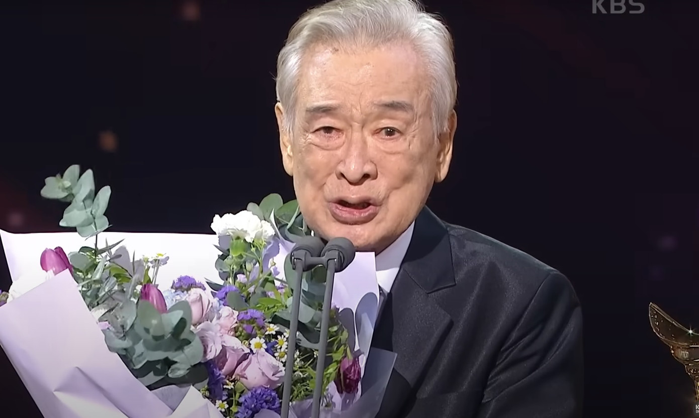 Ông Lee Soon Jae khi nhận giải Daesang tại Lễ trao giải KBS Drama Awards 2024. Ông Lee Soon Jae khi nhận giải Daesang tại Lễ trao giải KBS Drama Awards 2024.