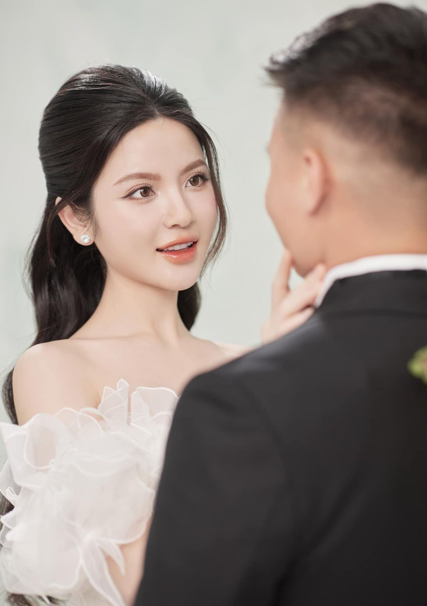 Sau đám hỏi, cả hai đã hoàn tất việc đăng ký kết hôn. Từng chia sẻ với Tiền Phong về Chu Thanh Huyền, Quang Hải nói vợ là người năng động và luôn truyền năng lượng tích cực cho những người xung quanh. Anh có động lực, trách nhiệm hơn sau khi lập gia đình. “Bóng đá là môi trường nhiều áp lực. Đôi lúc mọi thứ không như mong muốn, có thể khiến mình mệt mỏi. Không gì tốt hơn nếu ở bên nguồn năng lượng tích cực, khiến mình dễ chịu và thoải mái, luôn tràn đầy năng lượng để làm việc” - Quang Hải chia sẻ. Ảnh: Linh Le Chi.