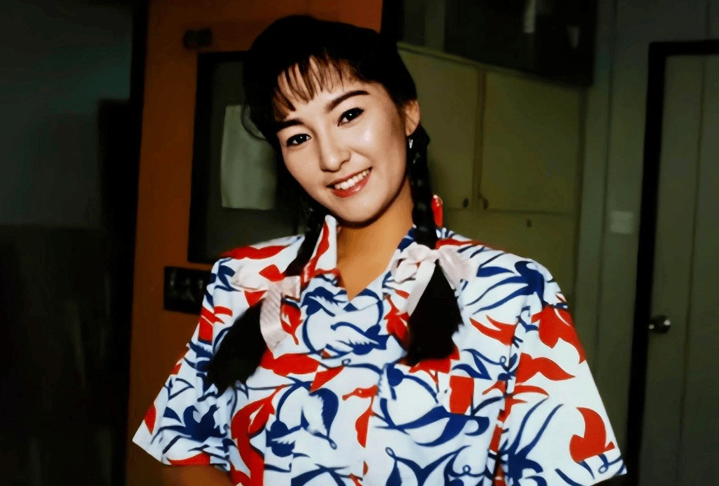 Tuyết Lê trong vai diễn kinh điển Lý Mạc Sầu và ảnh chụp bên hai con. Tuyết Lê trong vai diễn kinh điển Lý Mạc Sầu và ảnh chụp bên hai con.