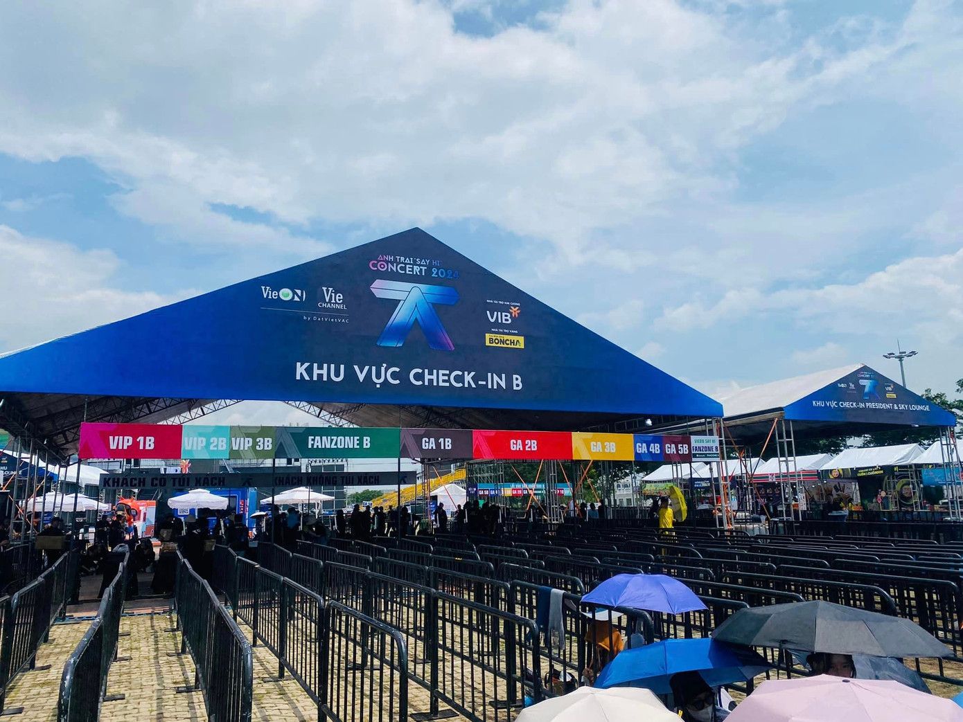 14h, cổng check in concert 2 của chương trình Anh trai say hi bắt đầu. Đêm nhạc bắt đầu lúc 19h. Người hâm mộ chuẩn bị ô, áo chống nắng, khẩu trang, mũ xếp hàng di chuyển vào khu vực sân khấu.