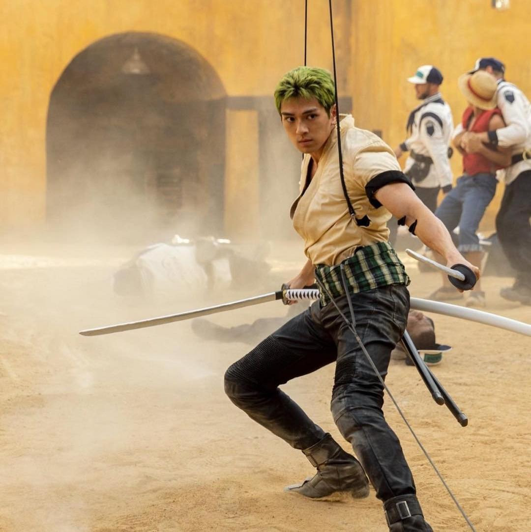 “Tôi có kinh nghiệm sử dụng hai thanh kiếm cùng lúc và từng thực hiện các live-action sử dụng kiếm trước đây, nhưng khi nói đến ba thanh kiếm thì đó lại là câu chuyện khác. Quá trình đào tạo cho One Piece dành riêng cho Zoro, học những kỹ năng cần thiết để thực sự trở thành anh ấy. Hàm của tôi đã được đào tạo tại chỗ” – Mackenyu trả lời trong cuộc phỏng vấn với GamesRadar.