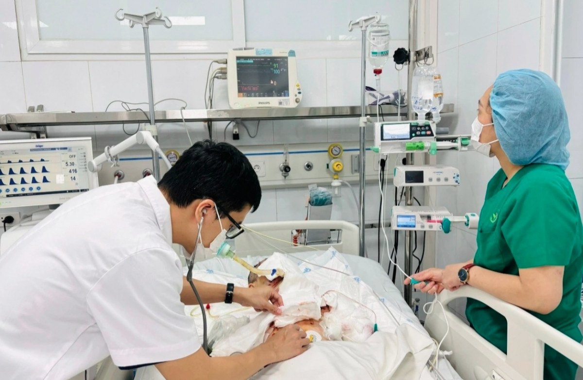 Bệnh nhân được theo dõi tại khoa Hồi sức tích cực I - Bệnh viện Hữu nghị Việt Đức hôm 6/3 (Ảnh: C.T). Bệnh nhân được theo dõi tại khoa Hồi sức tích cực I - Bệnh viện Hữu nghị Việt Đức hôm 6/3 (Ảnh: C.T).