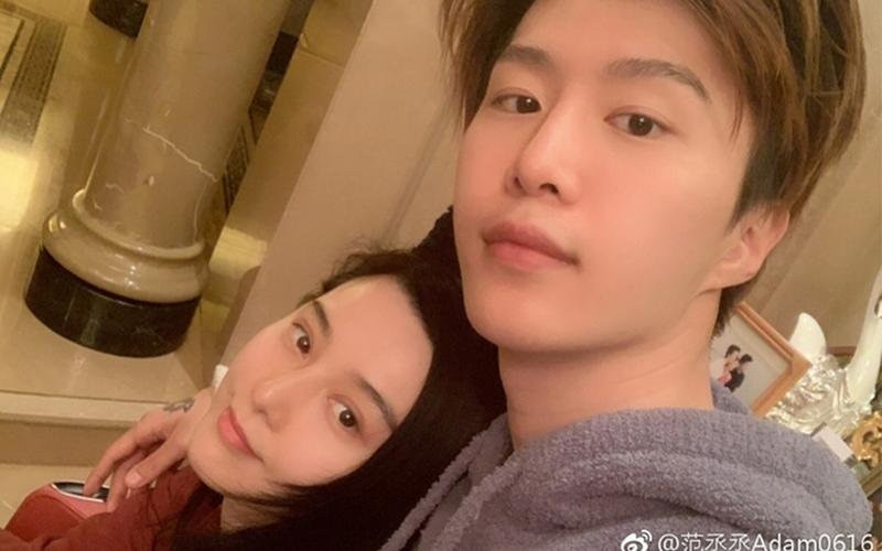 Phạm Băng Băng (sinh năm 1981) và em trai Phạm Thừa Thừa (sinh năm 2000). Phạm Băng Băng (sinh năm 1981) và em trai Phạm Thừa Thừa (sinh năm 2000).