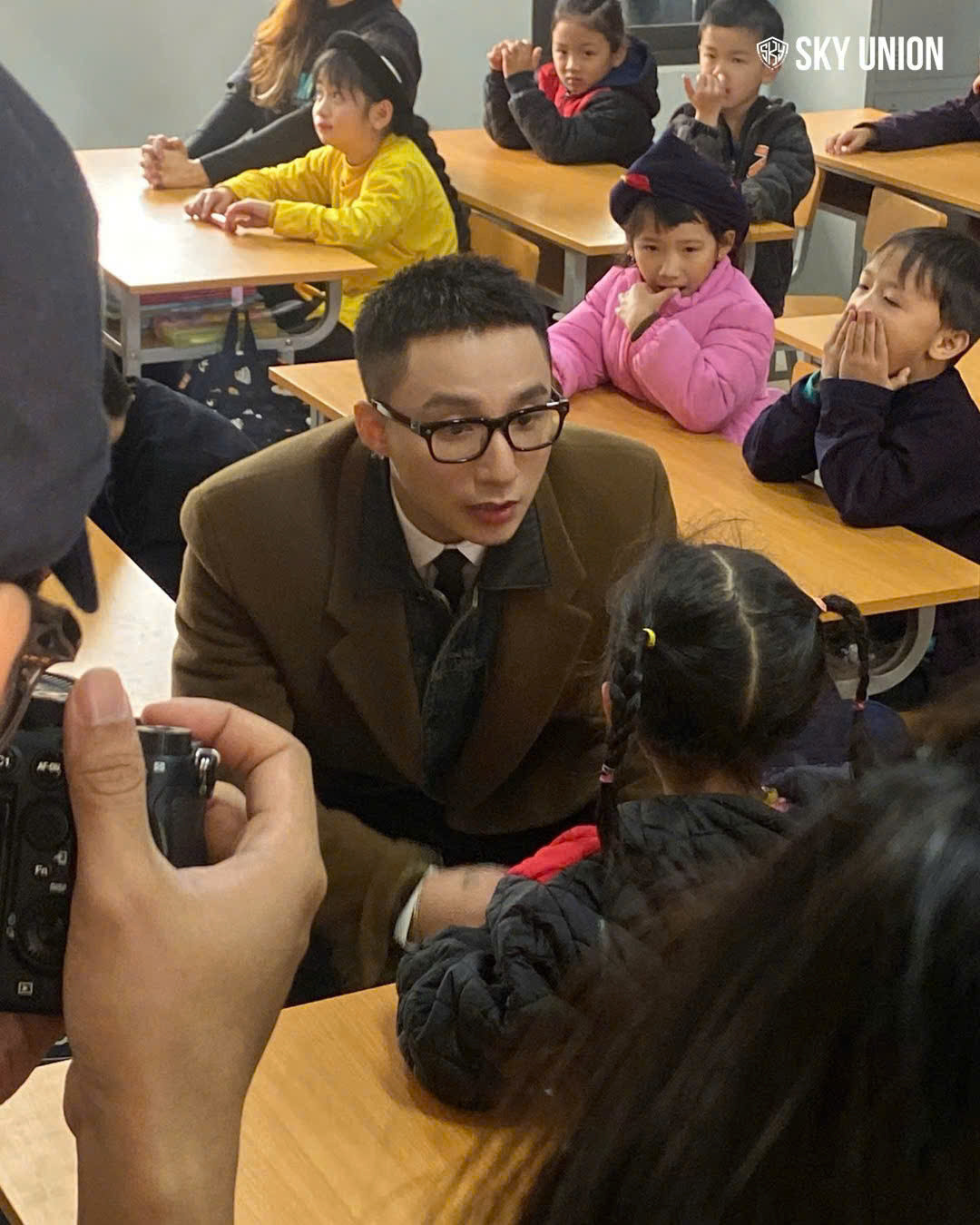 Nam ca sĩ tặng gấu bông capybara yêu thích cho các em nhỏ.