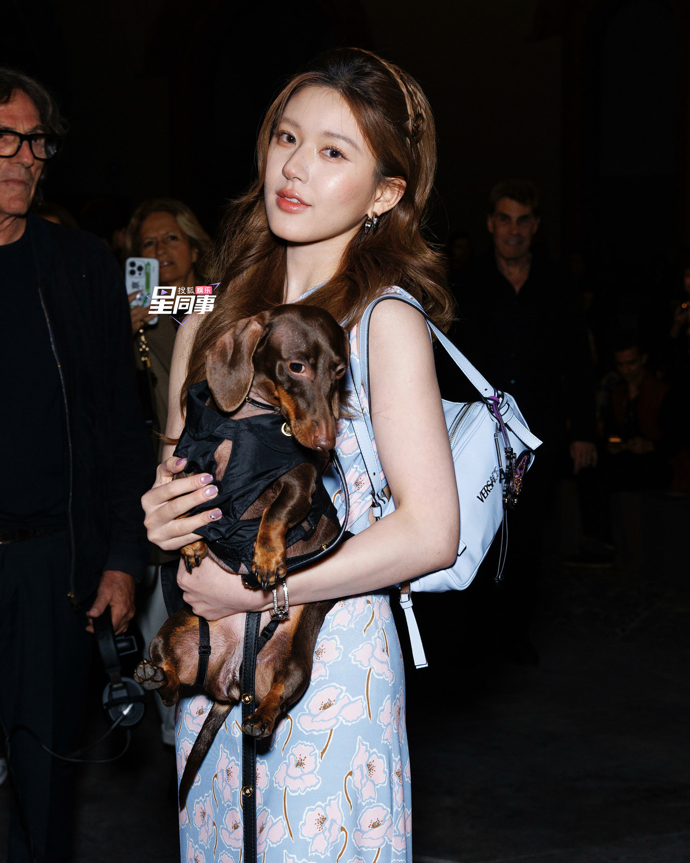 Dưới ống kính Getty, Triệu Lộ Tư bị chê thần thái và cách tạo dáng khi tham dự show thời trang của Versace tại Tuần lễ thời trang Milan.