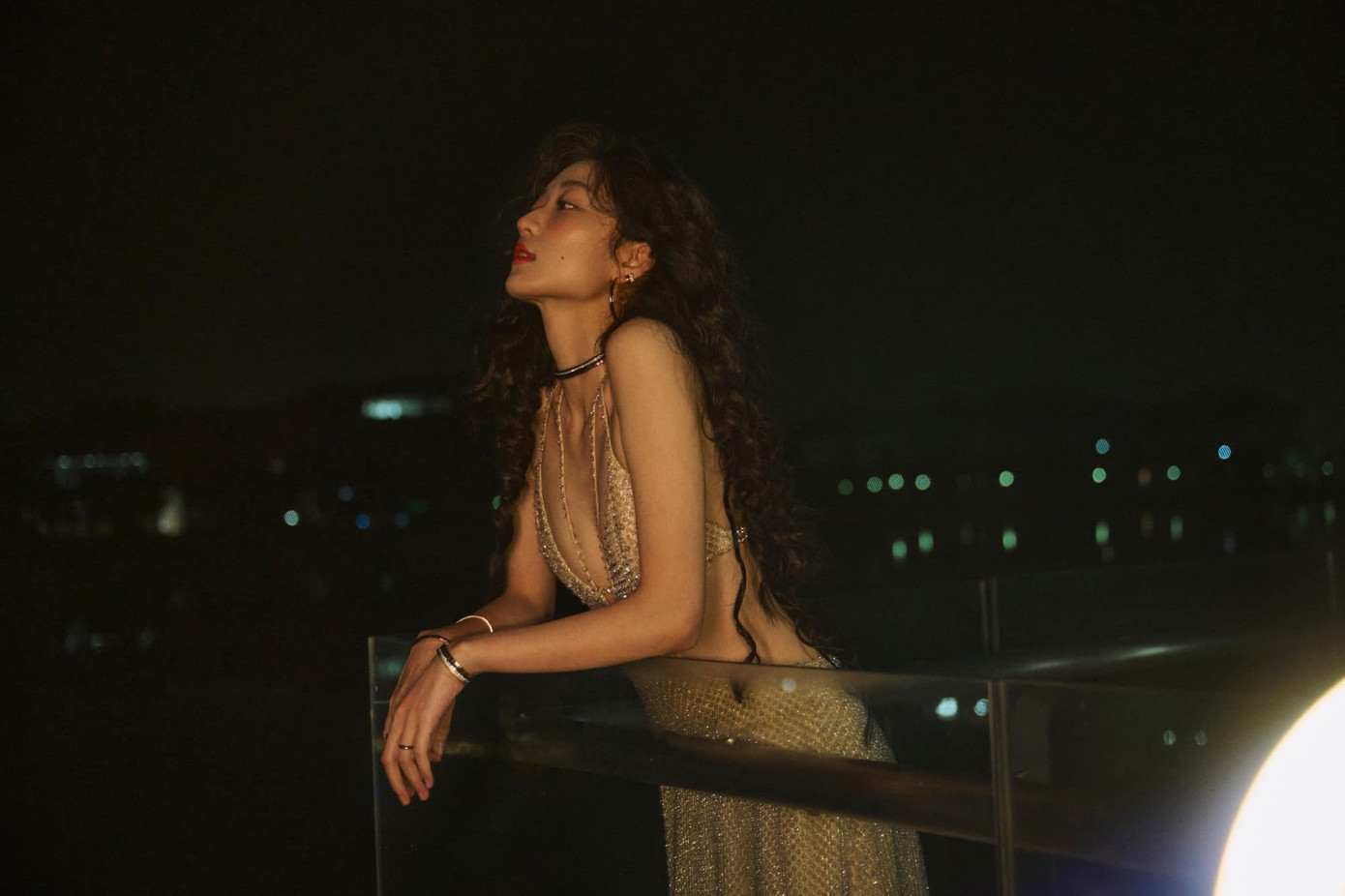 Hình ảnh Tôn Thiên do phòng làm việc đăng tải được khen ngợi, ví von như nàng công chúa tóc xù.