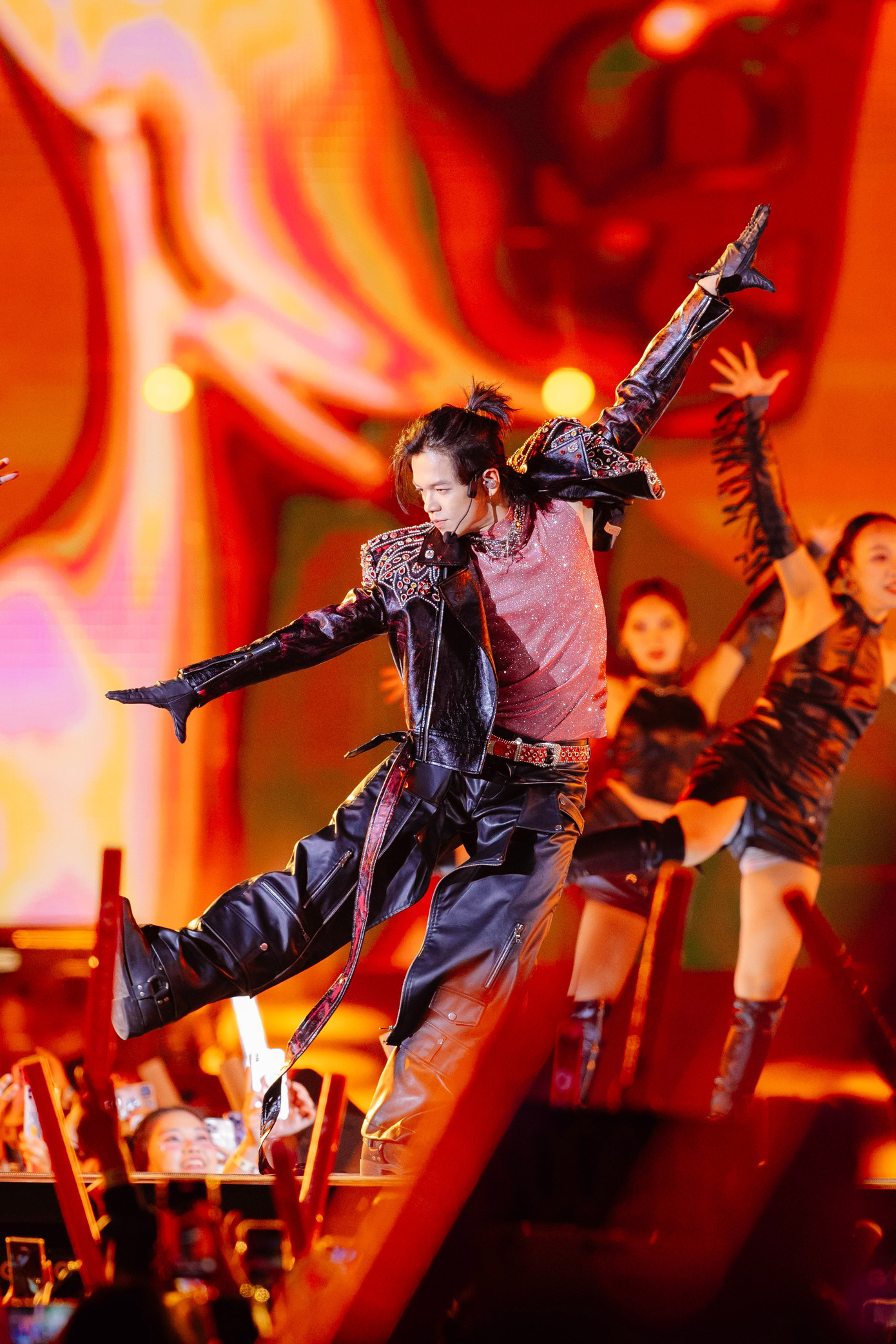 Điểm trừ trong concert là một số anh tài gặp sự cố về micro, in-ear lệch nhịp với nhạc song không đáng kể.