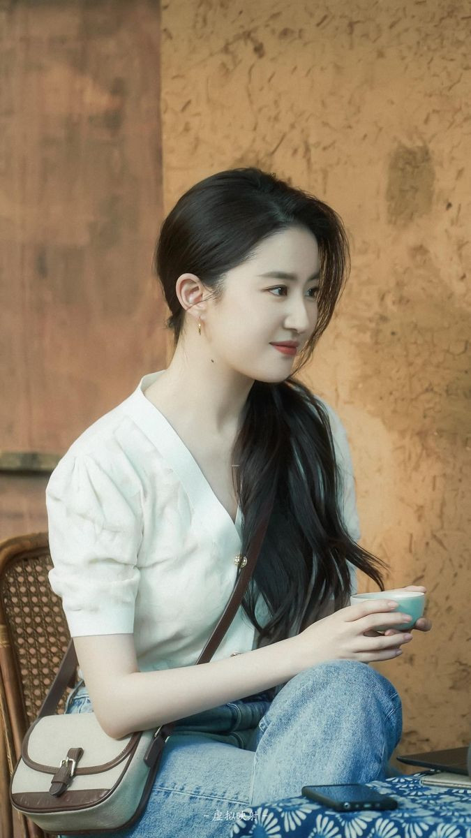 Lưu Diệc Phi bị bắt gặp ăn phở ở Cannes.