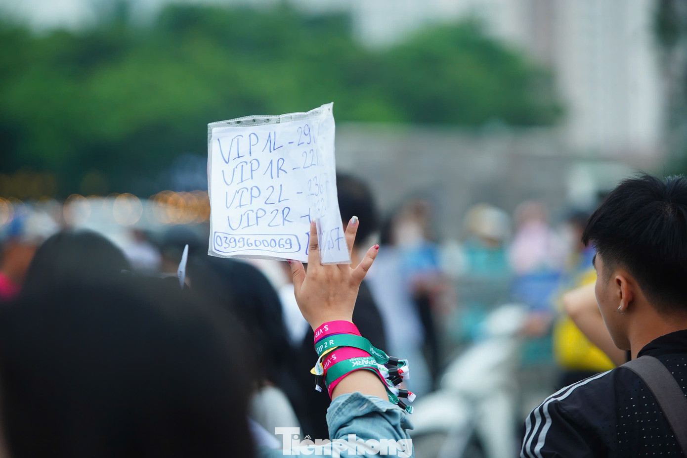 Theo ghi nhận của phóng viên, phần lớn các hạng vé có giá cao như VIP 1, VIP 2 được rao bán khá nhiều. Mức giá giảm khoảng 1-1,5 triệu đồng/vé, nhưng vẫn không có người mua. Nhiều người bán vé dù &quot;cắt lỗ&quot;, &quot;xả lỗ&quot; cũng không có khách.