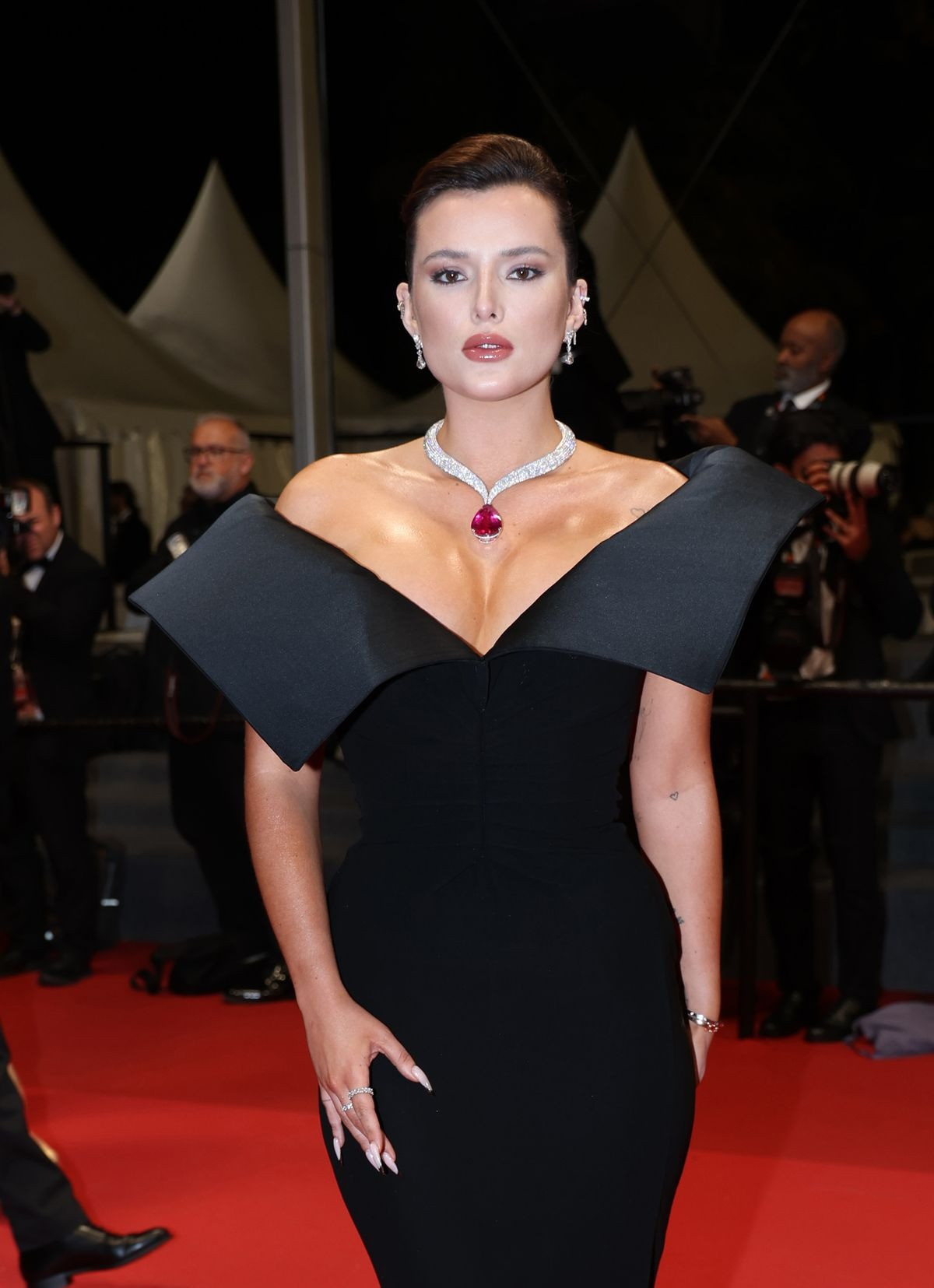 Nữ diễn viên Bella Thorne toát lên vẻ cổ điển của Hollywood trong bộ váy bó sát. Phụ kiện làm tôn lên nét quyến rũ của cô là chiếc vòng cổ kim cương hình giọt nước. Nữ diễn viên Bella Thorne toát lên vẻ cổ điển của Hollywood trong bộ váy bó sát. Phụ kiện làm tôn lên nét quyến rũ của cô là chiếc vòng cổ kim cương hình giọt nước.