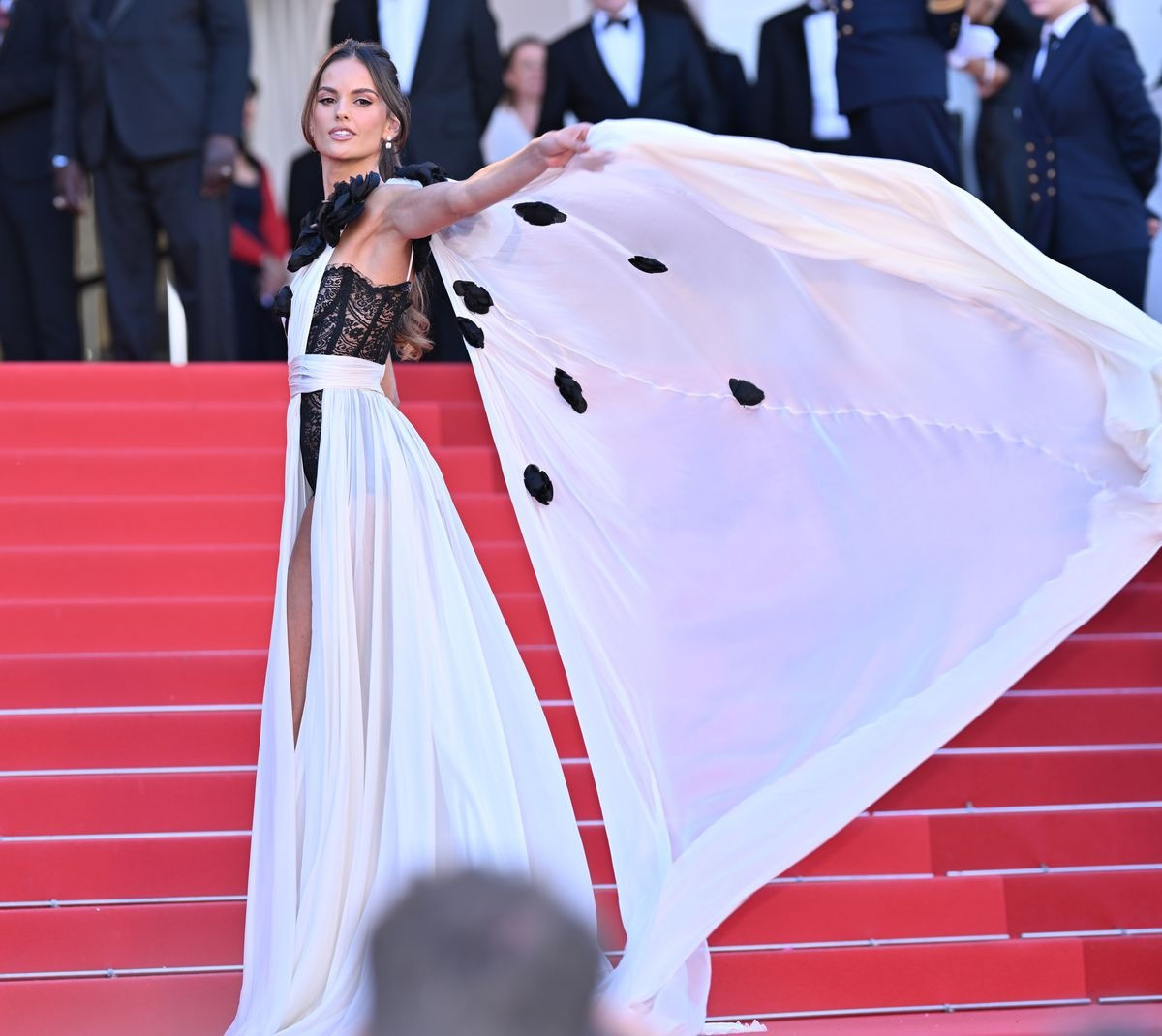 Người mẫu Brazil Izabel Goulart xuất hiện trên thảm đỏ trong bộ trang phục bắt mắt với hoa hồng ở vai và áo choàng. Người mẫu Brazil Izabel Goulart xuất hiện trên thảm đỏ trong bộ trang phục bắt mắt với hoa hồng ở vai và áo choàng.