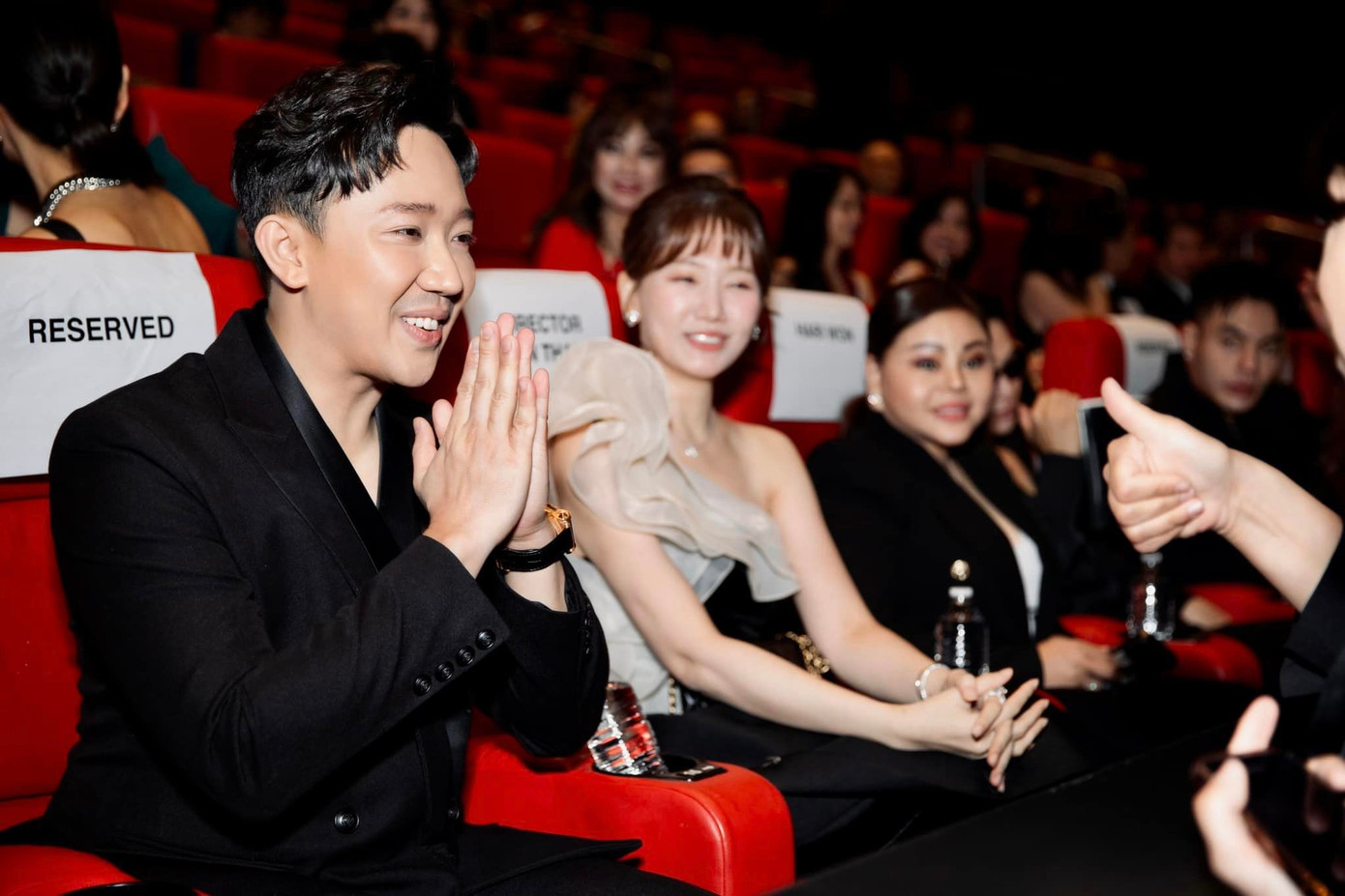 Trấn Thành đưa phim Mai ra mắt rạp phim ở Mỹ. Trấn Thành đưa phim Mai ra mắt rạp phim ở Mỹ.