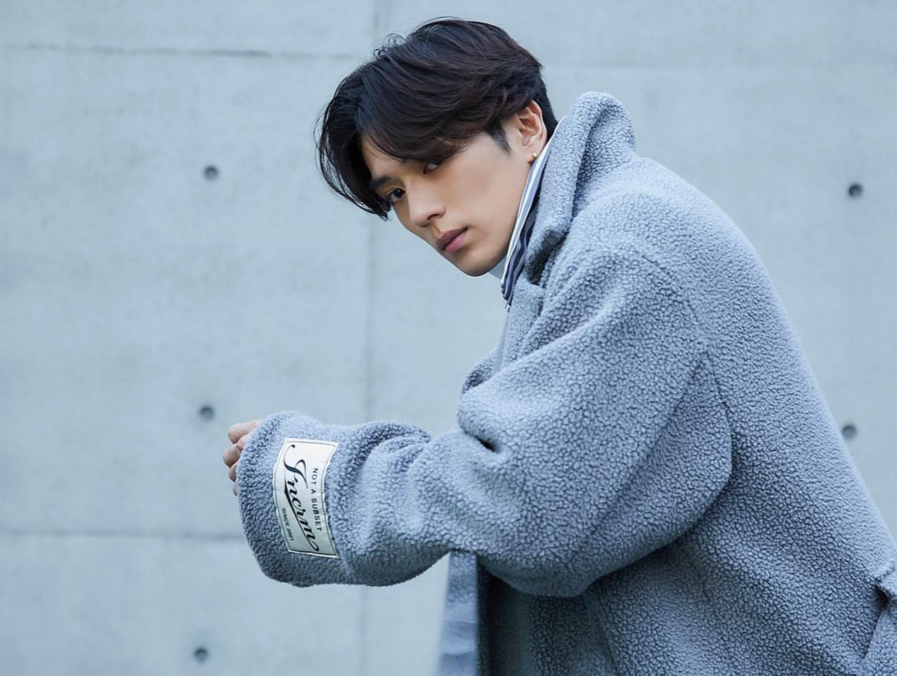 Năm ngoái, công ty tài tử phủ nhận cáo buộc trốn thuế, cư xử thô lỗ với phụ nữ, quan hệ với trẻ vị thành niên… do YouTuber Higashiya Yoshikazu lan truyền. YouTuber này sau đó bị bắt giữ, Mackenyu được giải oan. Nhiều người nổi tiếng từng là nạn nhân bị Higashiya Yoshikazu vu khống, bôi nhọ cũng lấy lại được danh dự.