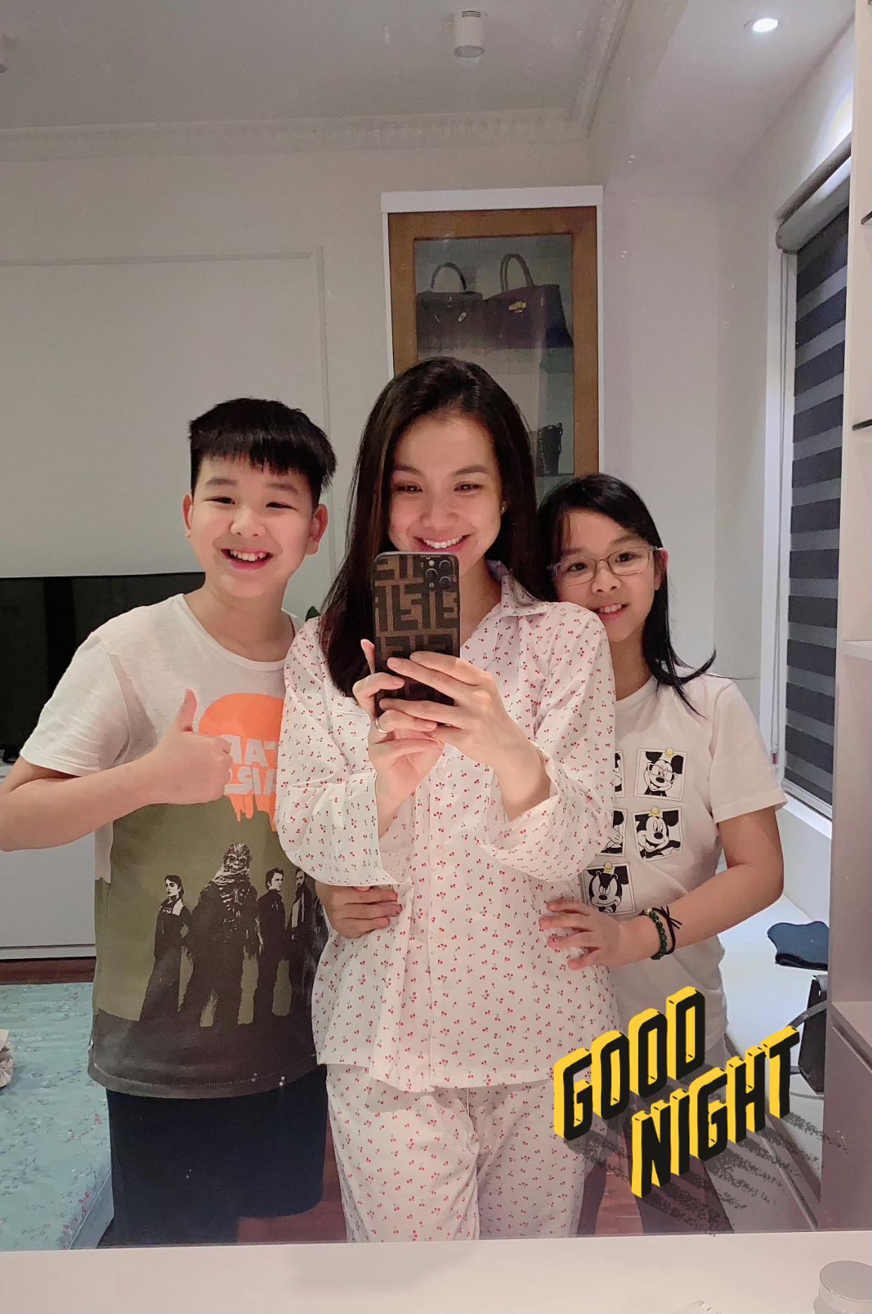 Hoa hậu cập nhật ảnh hai con.