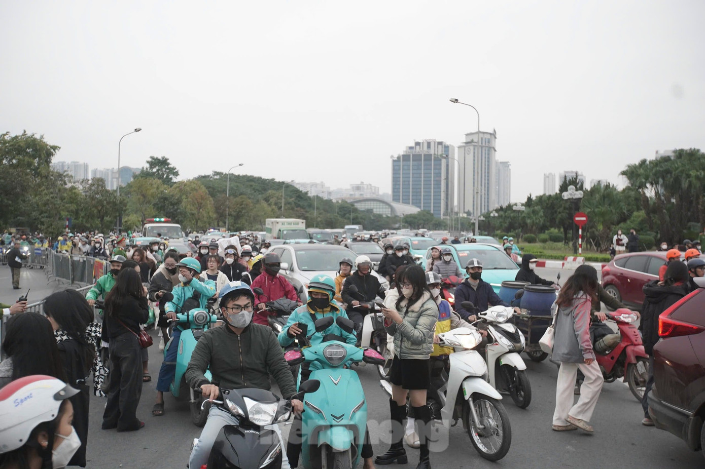 Nhiều người hâm mộ lựa chọn di chuyển đến sân Mỹ Đình bằng xe ôm công nghệ.