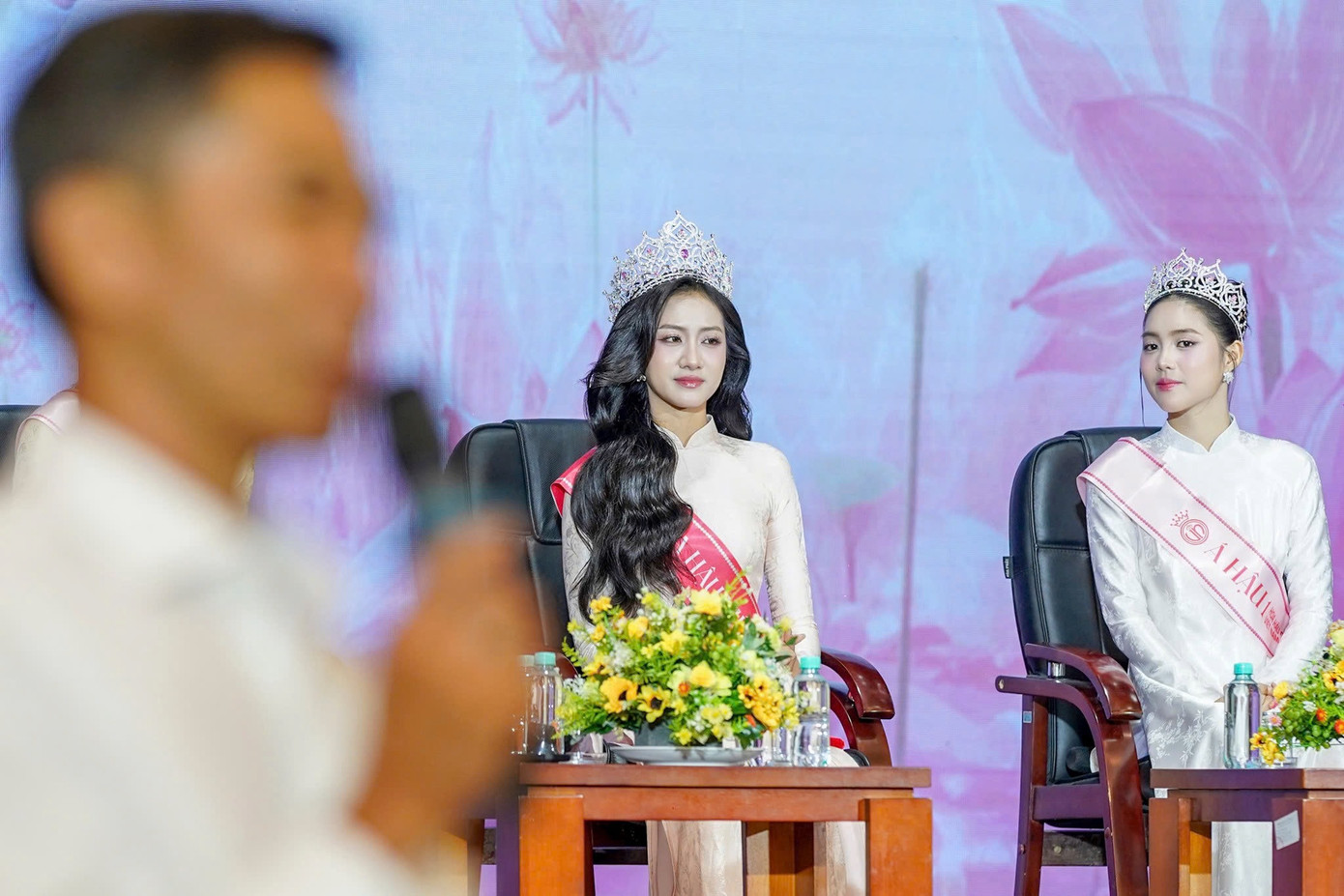 Hà Trúc Linh rưng rưng khi lắng nghe chia sẻ từ bố. Ảnh: Phạm Nguyễn.