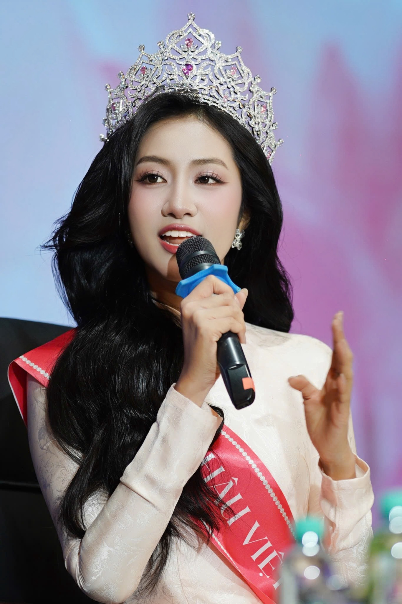 Tại buổi giao lưu, Hoa hậu Hà Trúc Linh chia sẻ lý do chọn theo học ngành Marketing. Cô từng mơ làm kiến trúc sư hoặc nhà thiết kế, nhưng cảm thấy khó cạnh tranh. Lên lớp 10, nhận thấy Marketing có nhiều tiềm năng, cô bắt đầu tìm hiểu và nộp hồ sơ xét tuyển vào UFM. Ảnh: Phạm Nguyễn.