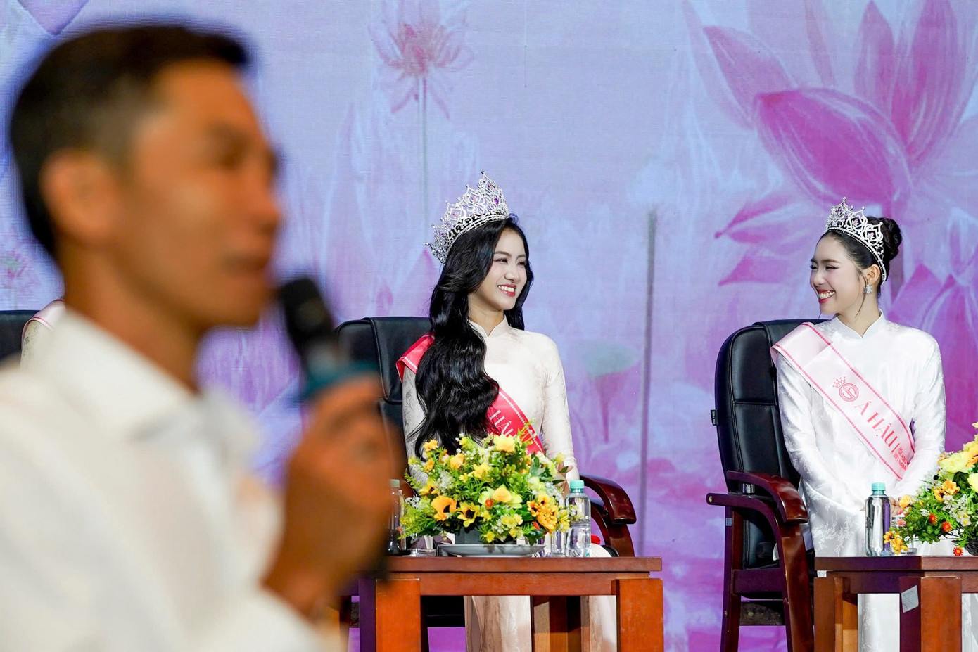 Trước đêm chung kết, gia đình Trúc Linh đã vượt hàng trăm cây số từ Phú Yên (cũ) ra Huế để cổ vũ con gái. Cả bố và mẹ cô đều là giáo viên tiểu học. Khi biết con có ý định tham gia một cuộc thi nhan sắc, ông Phúc không phản đối, nhưng dặn dò con gái phải tìm hiểu kỹ lưỡng, nắm rõ tiêu chí và bản chất của sân chơi Hoa hậu Việt Nam. Ảnh: Phạm Nguyễn.