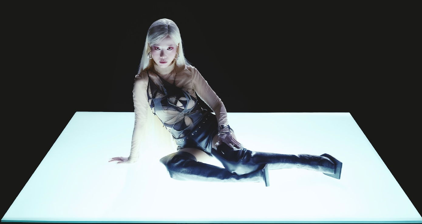 Phùng Khánh Linh thử nghiệm màu sắc của alternative rock.