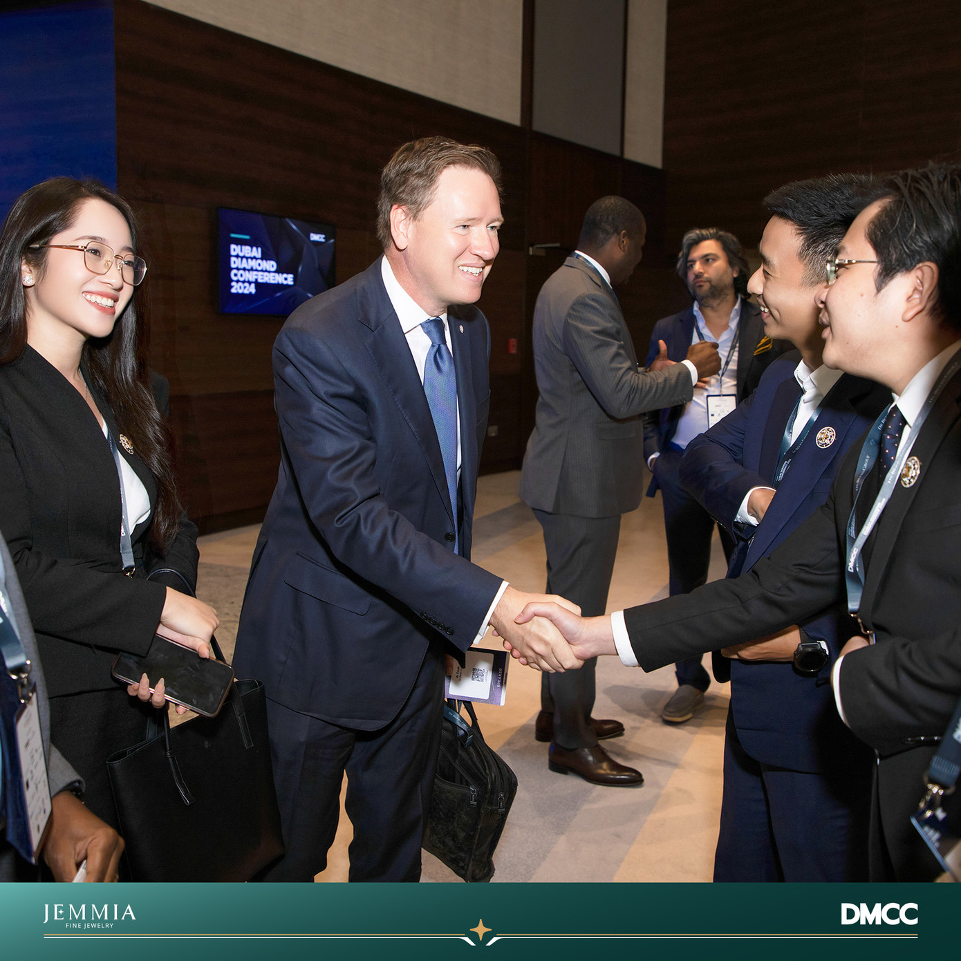 BGĐ Jemmia Diamond gặp gỡ Al Cook, CEO De Beers - De Beers, một trong những tập đoàn kim cương hàng đầu thế giới, kiểm soát 40% thị trường kim cương thô toàn cầu.