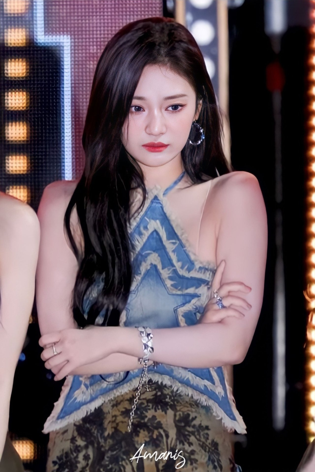 Thời gian đầu ra mắt, Ning Ning bị so sánh với Jennie (BlackPink) vì gương mặt có nhiều nét tương đồng. Nữ thần tượng nhóm aespa nỗ lực tìm hình tượng riêng để không bị trộn lẫn với phong cách của đàn chị. Thời gian đầu ra mắt, Ning Ning bị so sánh với Jennie (BlackPink) vì gương mặt có nhiều nét tương đồng. Nữ thần tượng nhóm aespa nỗ lực tìm hình tượng riêng để không bị trộn lẫn với phong cách của đàn chị.